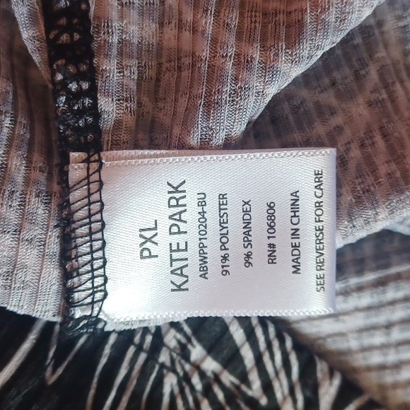 Kate Park Leaf Print V-Neck Top With Roll-Tab Sleeves Stretchy PXL - Picture 10 of 12